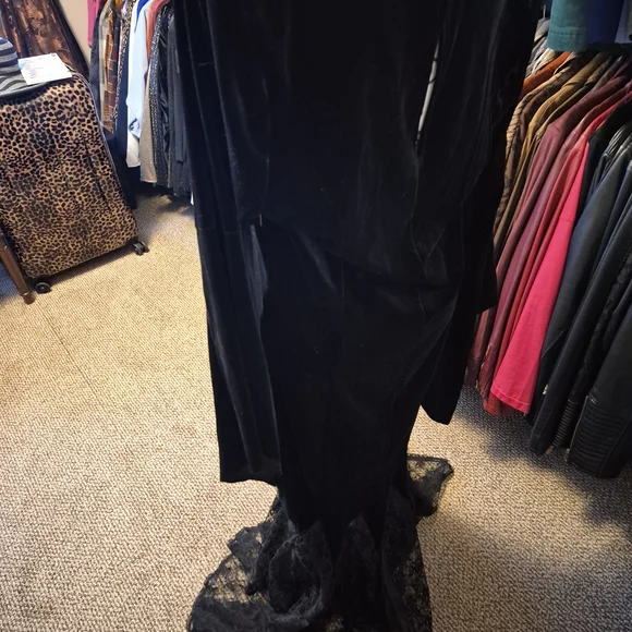 Elegant Black Dress with Lace Details - Picture 7 of 9